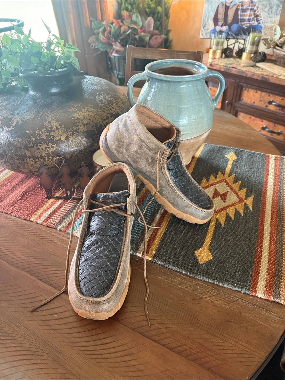 Men's Casual Chukka boots in Black and Tan
